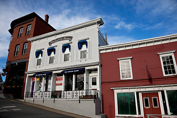 исторические здания на wharf street в boothbay харбор, мэн - residential district community small town america maine стоковые фото и изображения