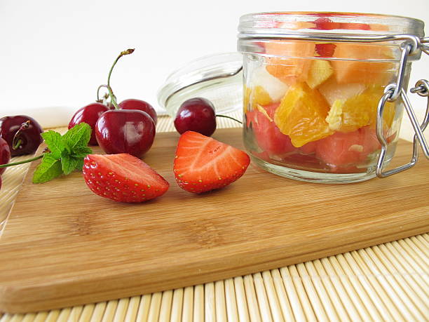 ensalada de frutas para llevar en el vidrio - mitnehmen fotografías e imágenes de stock
