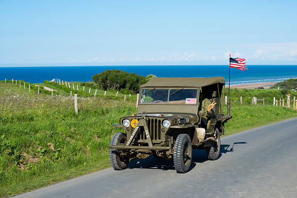 칠레식 군용동물에는 지프입니다 at 노르망디 - omaha beach sign normandy beach 뉴스 사진 이미지