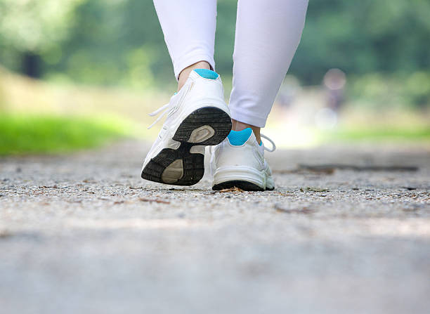 kobieta chodzić w butach do biegania na świeżym powietrzu - shoe leaving women summer zdjęcia i obrazy z banku zdjęć