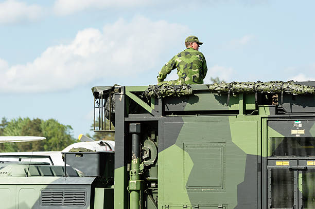 soldado em cima de caminhão - truck military armed forces pick up truck - fotografias e filmes do acervo