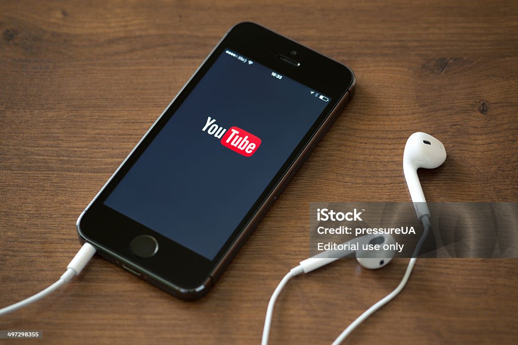 YouTube-Anwendung auf dem Apple iPhone 5 Jahren - Lizenzfrei YouTube Stock-Foto