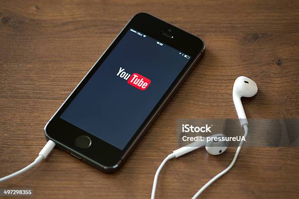 Youtubeanwendung Auf Dem Apple Iphone 5 Jahren Stockfoto und mehr Bilder von YouTube - YouTube, Handy, Telefon