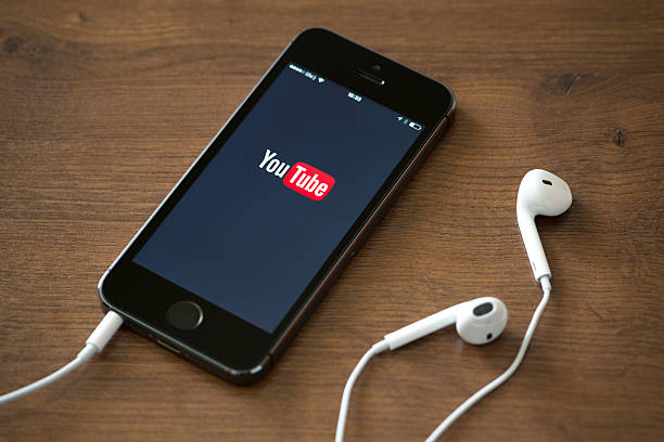 youtube solicitud on apple iphone 5s - editorial use audio fotografías e imágenes de stock