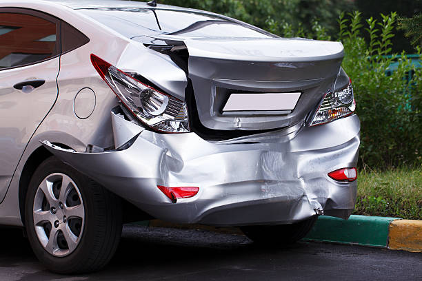 big dent en automóvil - damaged car fotografías e imágenes de stock