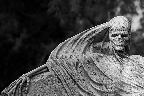 relaja en el cementerio. - sculpture gothic style grave spooky fotografías e imágenes de stock