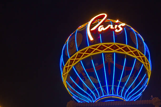 에펠탑이 paris las vegas 카지노 네바다에 - welcome to fabulous las vegas sign photography landmarks travel locations 뉴스 사진 이미지