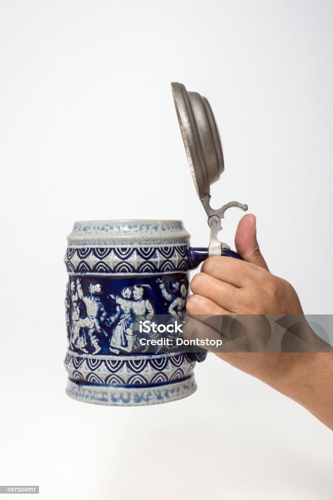 Cerveza Vintage taza con la mano - Foto de stock de Azul libre de derechos