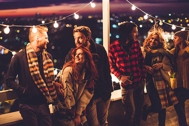 grupo de amigos no rooftop party - young adult lifestyles city life drinking - fotografias e filmes do acervo