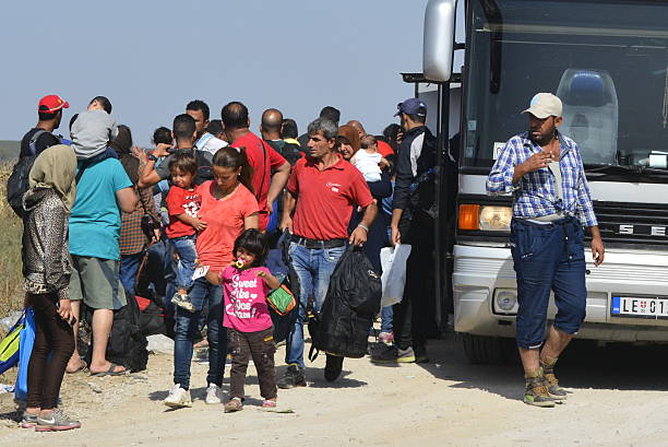 sírio refugiados no seu caminho para a união europeia, sérvia-croácia - serbian culture - fotografias e filmes do acervo