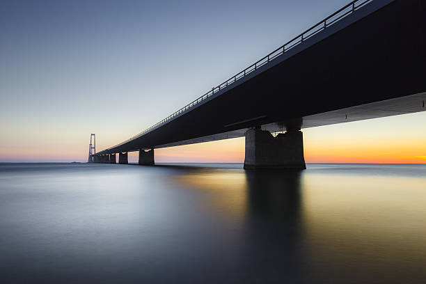 die großen belt bridge, dänemark - architecture bridge built structure business stock-fotos und bilder