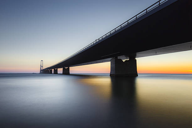 wielki belt bridge, dania - bridge connection contemporary suspension bridge zdjęcia i obrazy z banku zdjęć