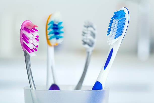 escovas de dente em vidro - toothbrush dental hygiene glass dental equipment - fotografias e filmes do acervo