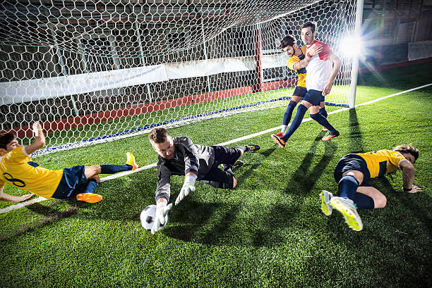 partita di calcio stadium: attaccante dell'obiettivo - soccer player flash foto e immagini stock