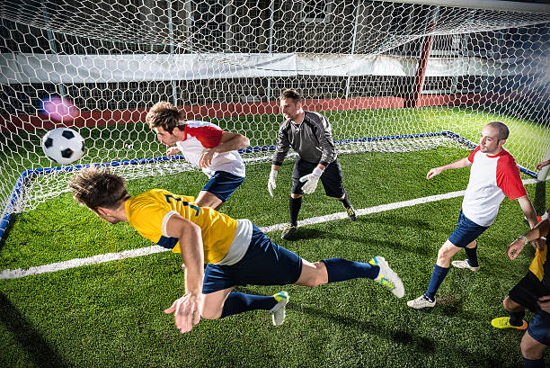 partita di calcio stadium: titolo obiettivo - soccer player flash foto e immagini stock