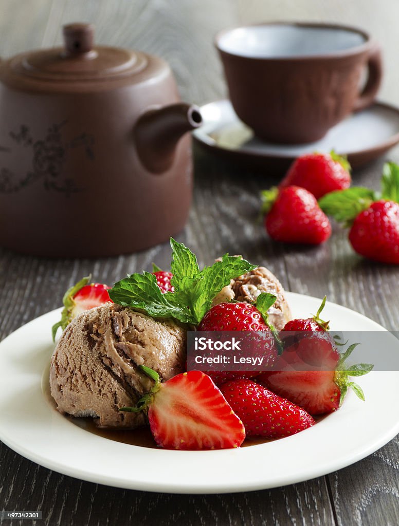 Helado de Chocolate con fresas en vinagre salsa. - Foto de stock de Baya libre de derechos
