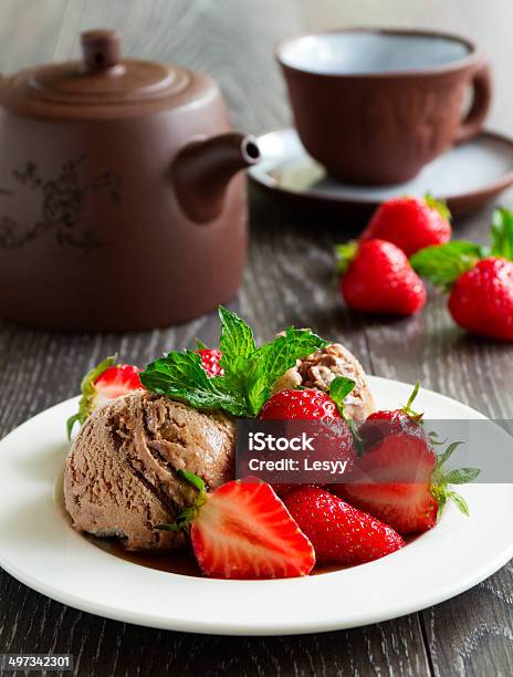 Helado De Chocolate Con Fresas En Vinagre Salsa Foto de stock y más banco de imágenes de Baya - Baya, Chocolate, Comer