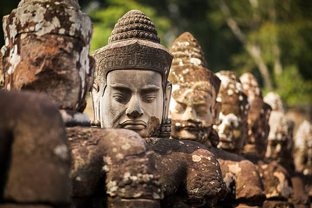 будда головы в ангкор-ват наследия юнеско в камбодже - cambodia khmer architecture outdoors стоковые фото и изображения
