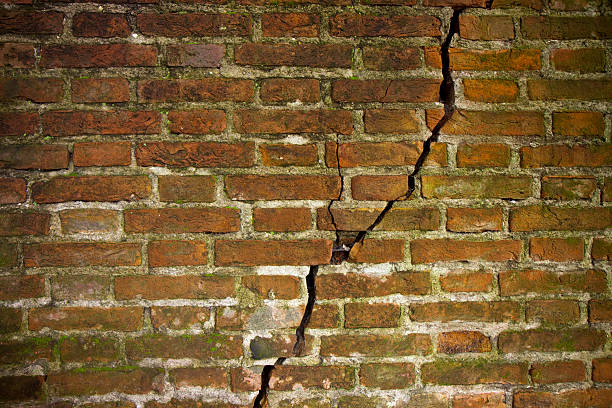 rachado parede de tijolo - crevice imagens e fotografias de stock