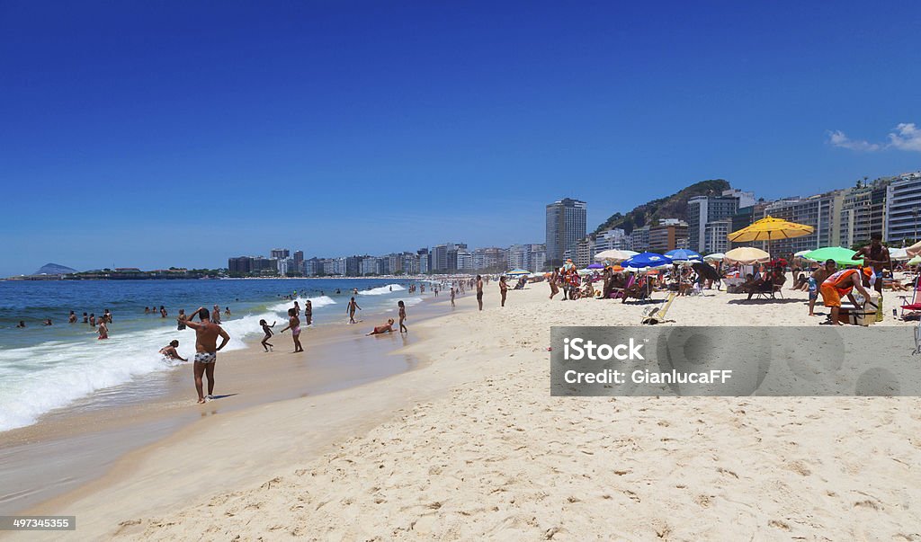 Multitud de personas en Copacabanain Rio de Janeiro, Brasil - Foto de stock de Aire libre libre de derechos