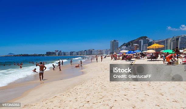 Folla Di Persone A Copacabanain Rio De Janeiro Brasile - Fotografie stock e altre immagini di Ambientazione esterna