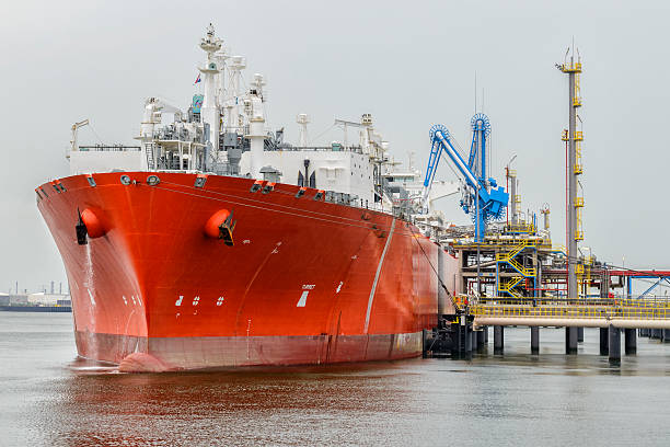 tanker in port-lounge - liquefied natural gas stock-fotos und bilder