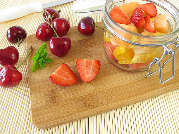 frisches obst-salat in das glas zum mitnehmen - mitnehmen stock-fotos und bilder