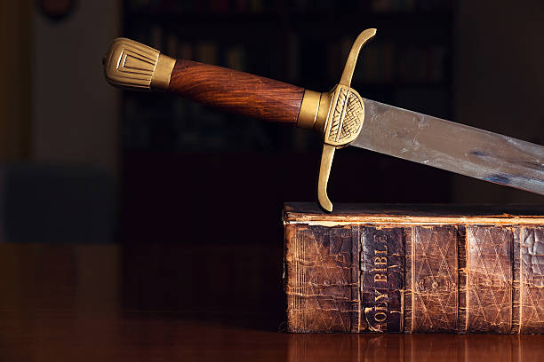 miecz na stary biblia - testaments zdjęcia i obrazy z banku zdjęć
