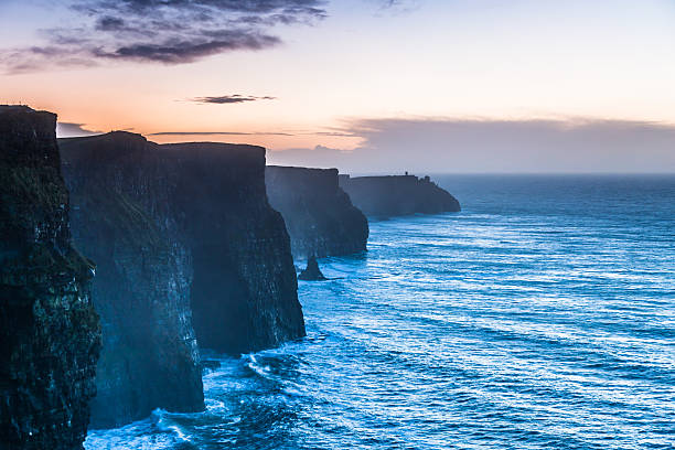 acantilados de moher en el atardecer de colorado.  clare irlanda - cliffs of moher republic of ireland panoramic cliff fotografías e imágenes de stock