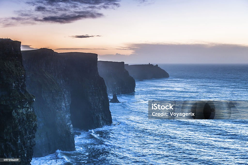 Scogliere di Moher al tramonto in Co.  Clare Irlanda - Foto stock royalty-free di Scogliere di Moher