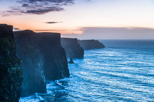 falésias de moher ao pôr-do-sol em co.  clare irlanda - republic of ireland cliffs of moher panoramic cliff - fotografias e filmes do acervo