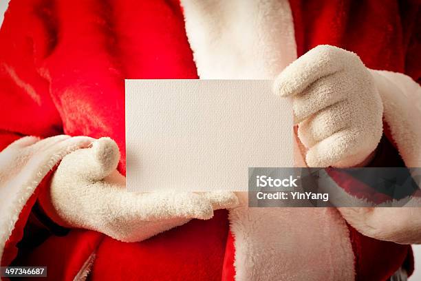 Santa Claus Holding Leere Bekanntmachung Einladung Für Einen Individuellen Text Kopieren Stockfoto und mehr Bilder von Kartenspiel