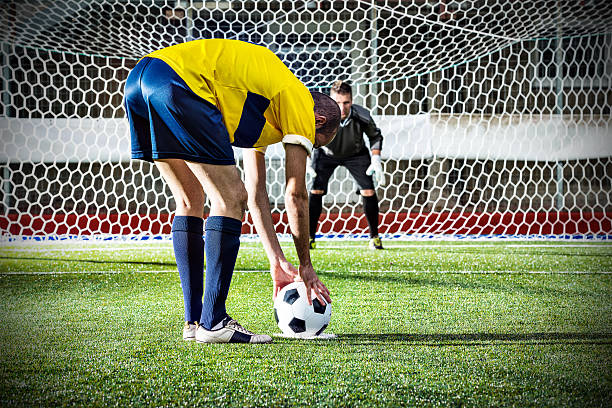 fußballspiel im stadium: stornierungsgebühr kick - penalty soccer penalty shoot out goalie stock-fotos und bilder