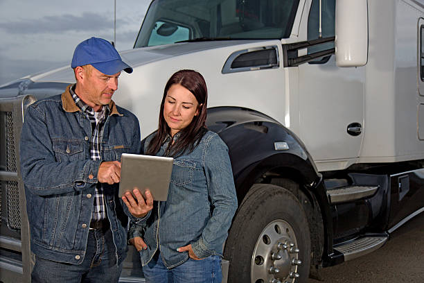 lastwagenfahrer paar und computer - computer manual worker truck driver truck stock-fotos und bilder