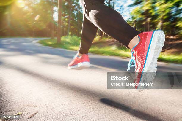 Frau Joggen Im Freien Auf Dem Gelände Stockfoto und mehr Bilder von Rennen - Körperliche Aktivität - Rennen - Körperliche Aktivität, Joggen, Frauen