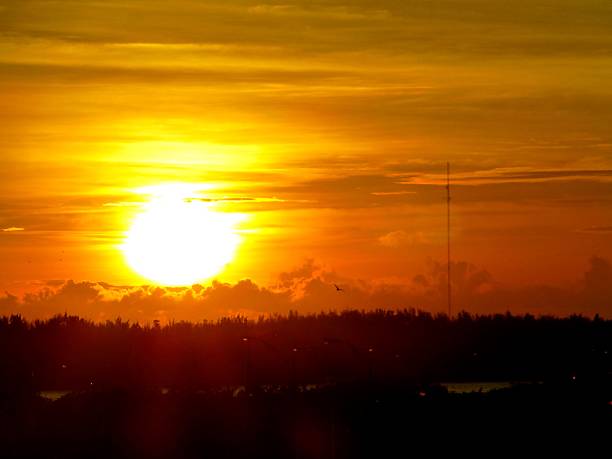 sonnenaufgang auf key biscayne - rickenbacker causeway stock-fotos und bilder