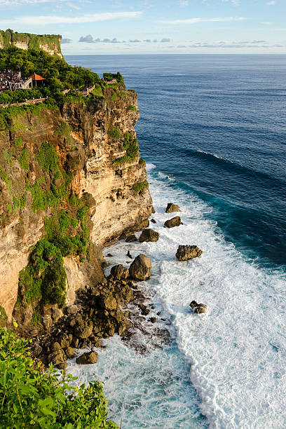 alta scogliera nel tempio di uluwatu, bali, indonesia - bali temple landscape seascape foto e immagini stock