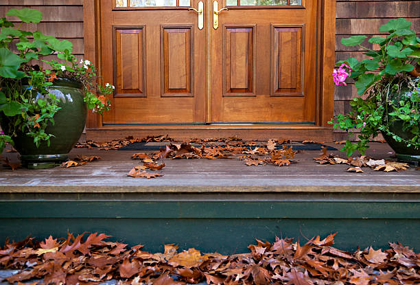 noviembre, en la puerta - november tranquil scene autumn leaf fotografías e imágenes de stock