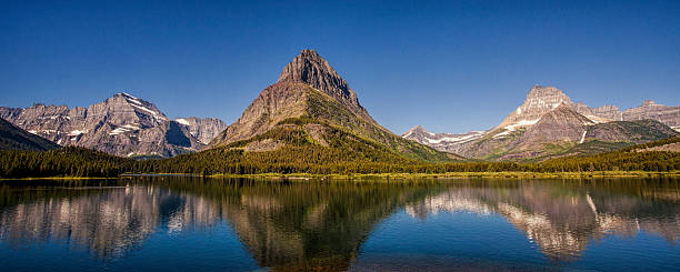 panorama da montanha de reflexão - mount grinnel imagens e fotografias de stock