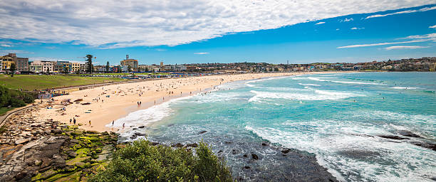 bondi beach, panorama - surf sand rock coastline - fotografias e filmes do acervo