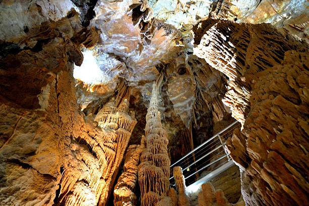 feu de signalisation à la fin de la formation de cristaux de grottes de jenolan - blue mountains national park photos et images de collection