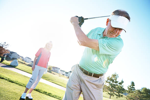 esta debe ser una excelente imagen - retirement golfer happiness relaxation fotografías e imágenes de stock