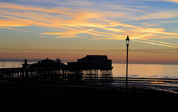 blackpool pier do norte pôr do sol - north pier imagens e fotografias de stock