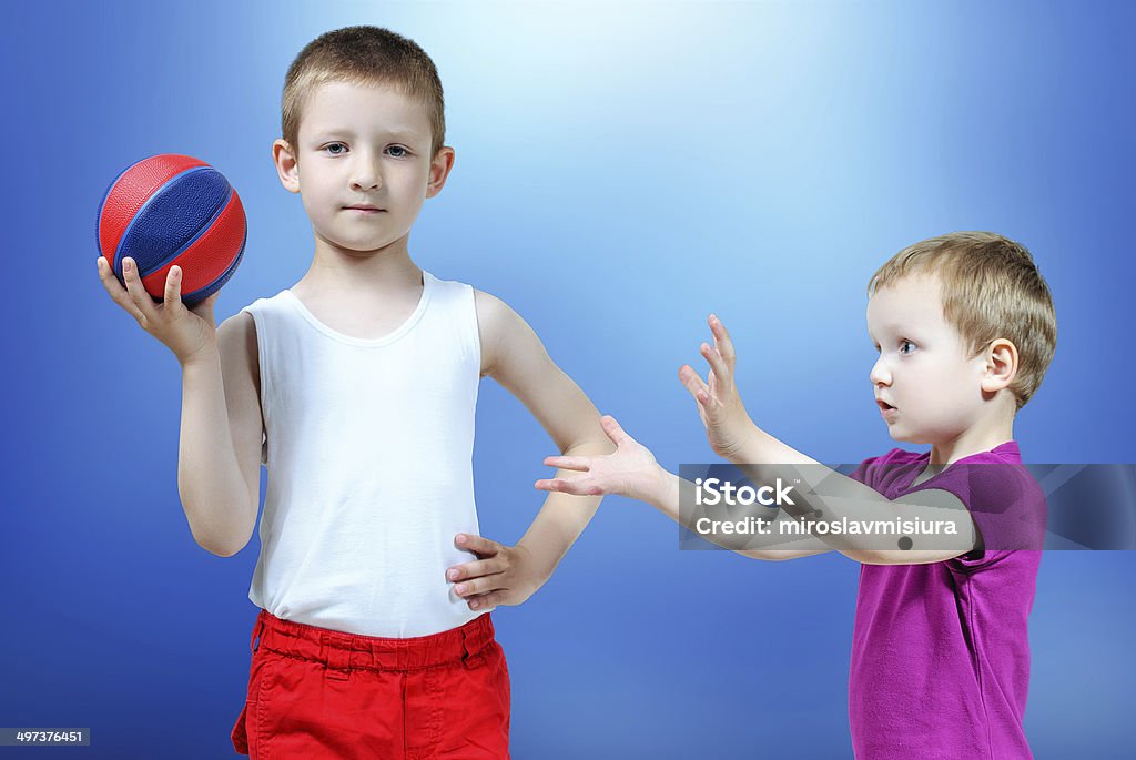 Niños con un balón - Foto de stock de Aire libre libre de derechos