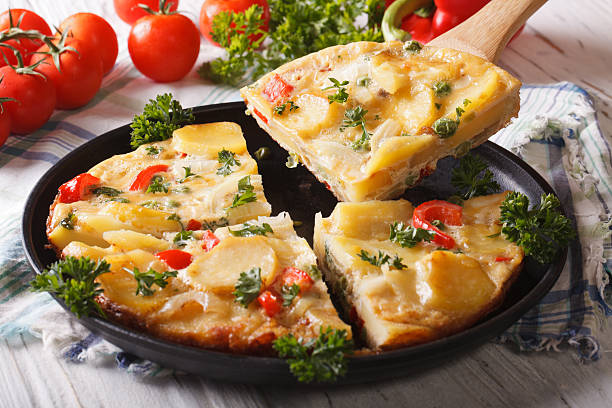 個のスペイン、フライドポテトオムレツをお楽しみいただけます。水平のクローズアップ - omelet breakfast eggs onion ストックフォトと画像