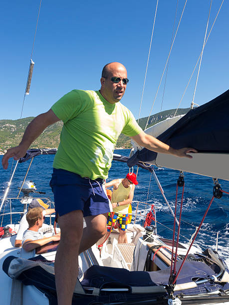 homem no barco, vela vela sobre o mar adriático, croácia - yacht nautical vessel autopilot sailing imagens e fotografias de stock