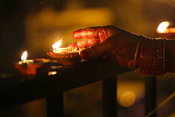 クローズアップ女性の照明 diya に手すり - hinduism outdoors horizontal close up ストックフォトと画像