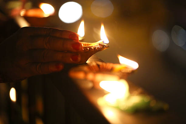 クローズアップ女性の照明 diya に手すり - hinduism outdoors horizontal close up ストックフォトと画像