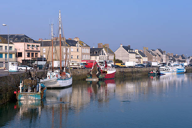 porto de saint-vaast-la-hougue em frança - cherbourg imagens e fotografias de stock