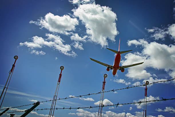 空港のセキュリティ - airport airplane landing red ストックフォトと画像